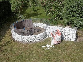Высокий прудик с лежаком для релакса своими руками или габионы в дело