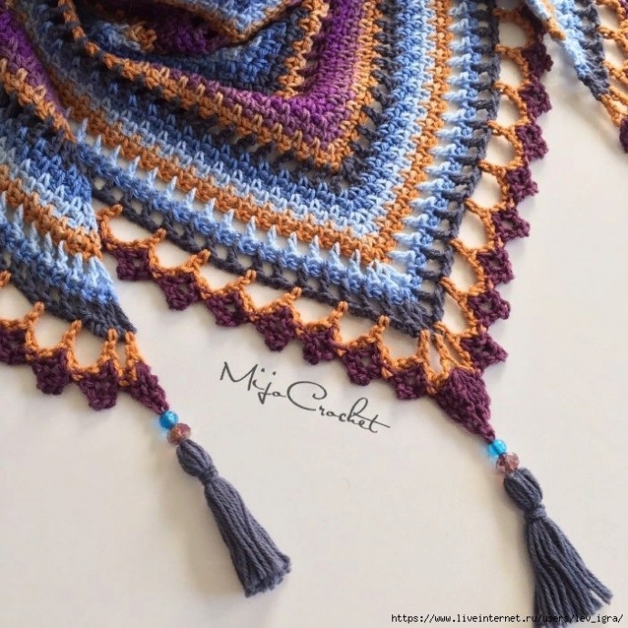 Очень красивая шаль, выполненная в разных цветах