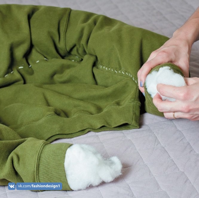 Домашним питомцам: лежанка из пуловера
