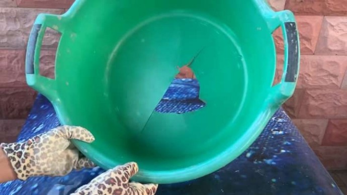 Клумба из прохудившегося тазика