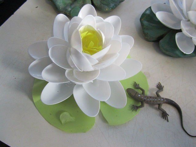 Кувшинка  из пластиковых ложек