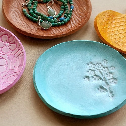 Декоративные тарелки из пластики