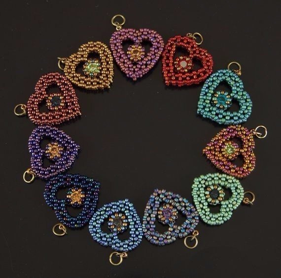 ​Брелоки в виде сердечек с цветочком внутри