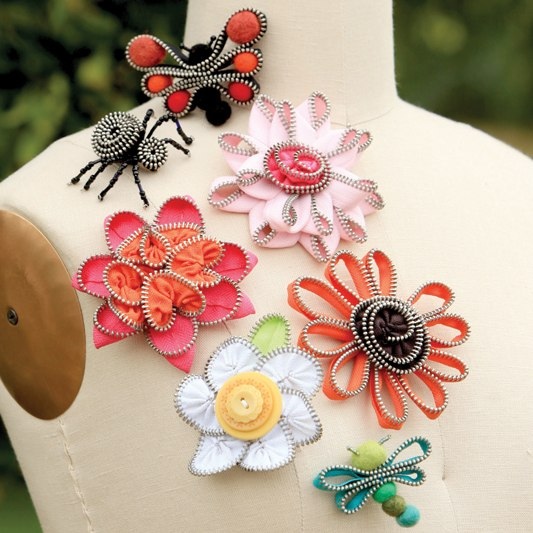 Великолепные цветы из молнии: мастер-класс