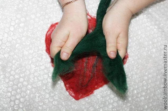 Валяем брошь-цветок Валяем брошь-цветок