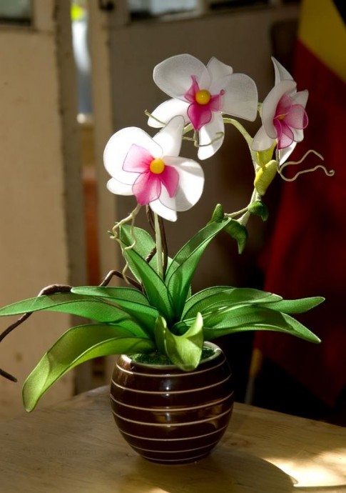 Яркие цветы из капрона: идеи