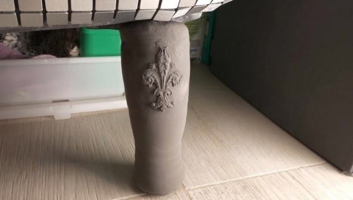 Зеркальная плитка под ванной