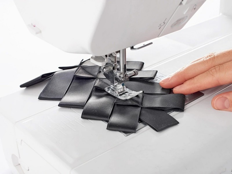 ​В стиле гарсон: атласный плетеный пластрон