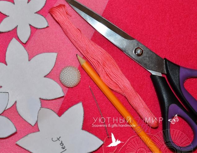 Фетровая брошь "Клематис"