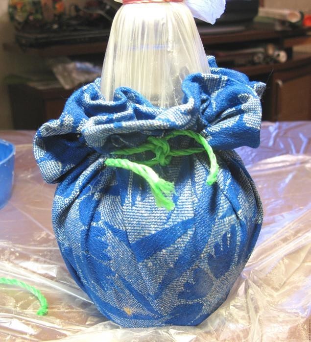 Оригинальное кашпо из ткани и клея ПВА