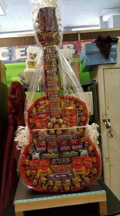 ​Сладкий подарок в виде гитары