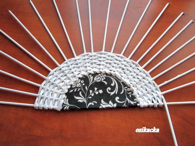 Веер из газетных трубочек