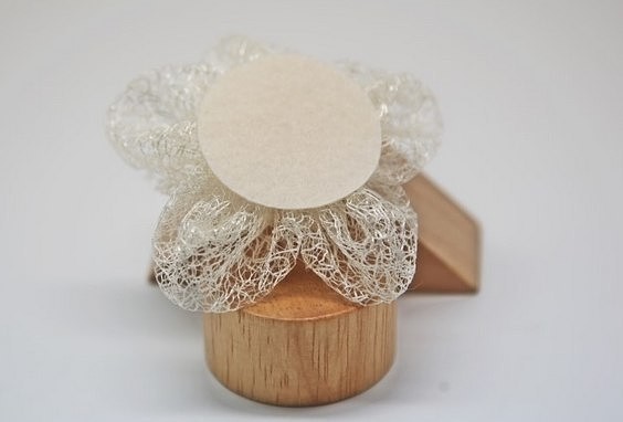 Цветок из тюлевой ленты для украшения волос