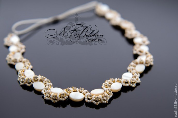 Браслет с яшмой в технике плетения по стразовой ленте