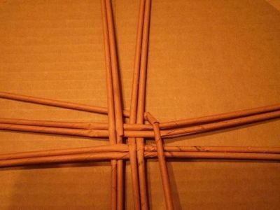 Шляпа из газетных трубочек