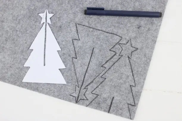 Идея сборной настольной елочки из войлока