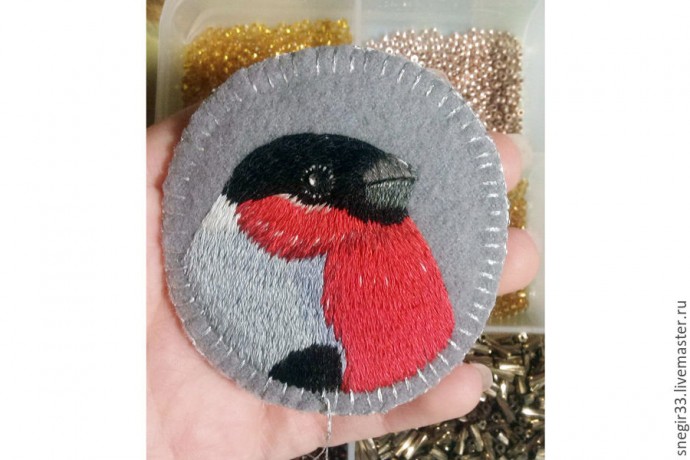 Вышитая гладью брошь со снегирем
