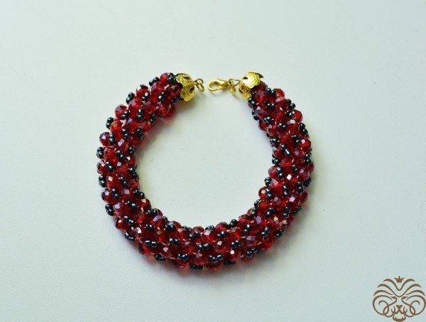 Гранатовый браслет-жгут
