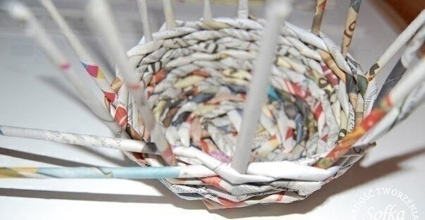 Плетение из газет: круглая корзина