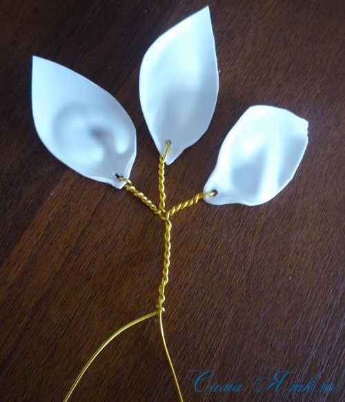 Роза из пластиковых ложек