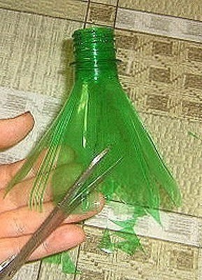 Цветок из пластиковой бутылки для дачного декора: мастер-класс