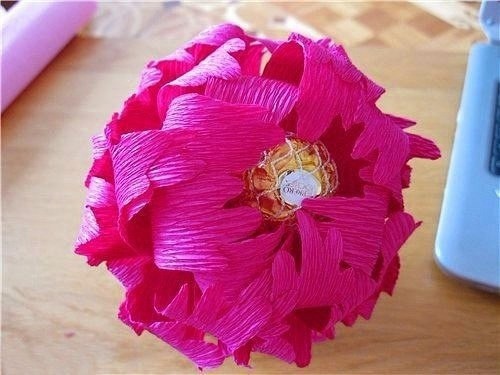 Конфетные пионы из гофрированной бумаги
