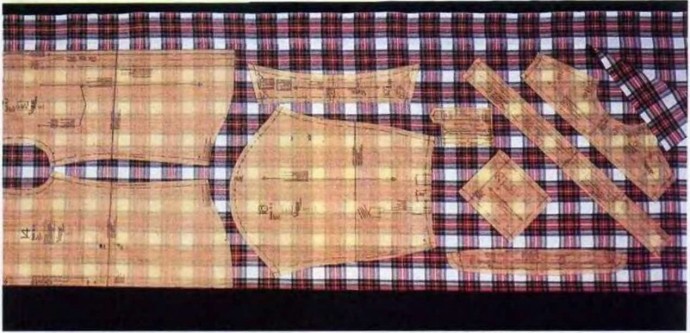 Как раскладывать выкройки на клетчатых тканях