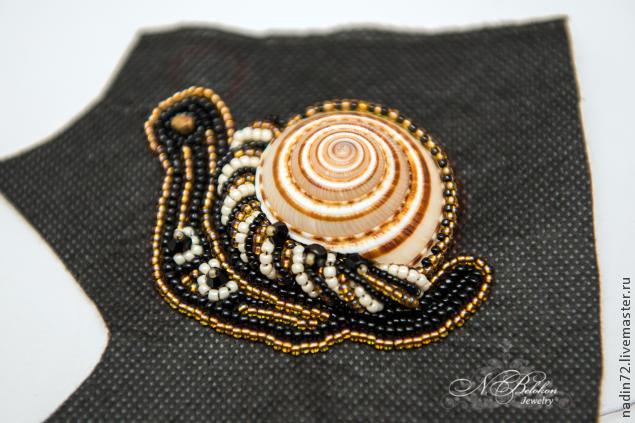 Брошь в виде улитки
