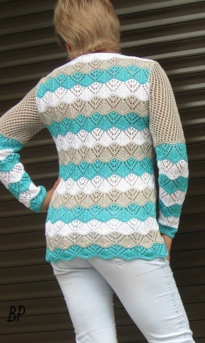 Красивый пуловер с узором из волн