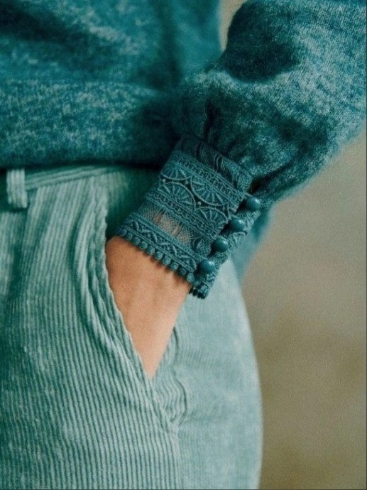 Кружевные манжеты на трикотажных джемперах