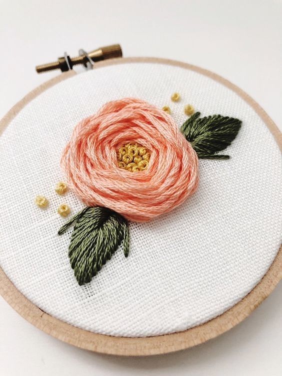 Чтобы ваши пяльцы не лежали без дела: шикарные объемные цветы