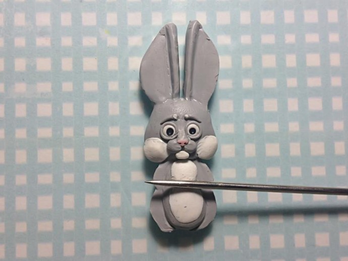 Лепим зайчика из полимерной глины