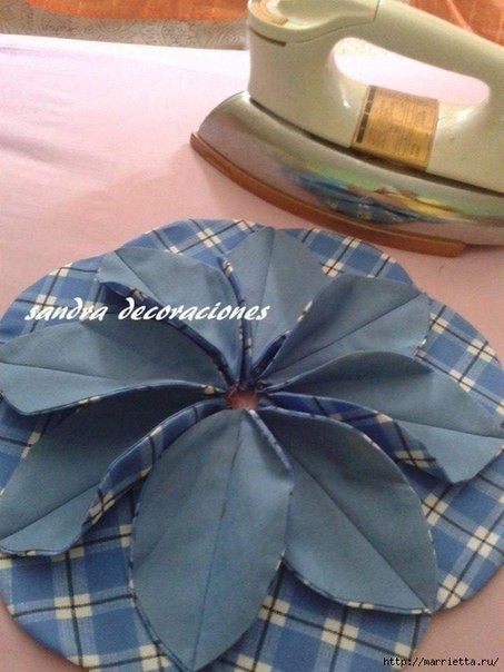 Подушка с цветком в технике лоскутного шитья