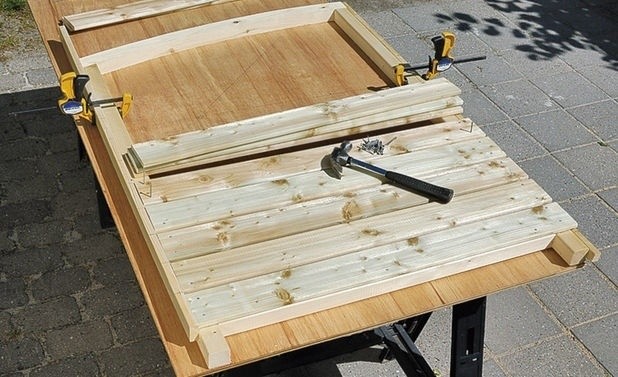 Элегантное ограждение мусорных контейнеров на дачном участке своими руками