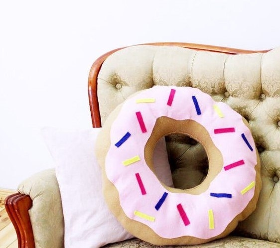 Оригинальный подход к обыденному: аппетитная подушка-пончик