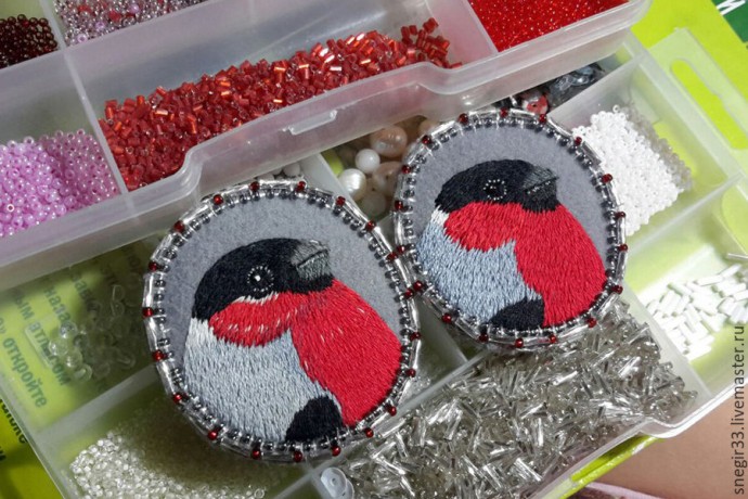 Вышитая гладью брошь со снегирем