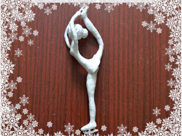 Фигуристка в технике папье-маше