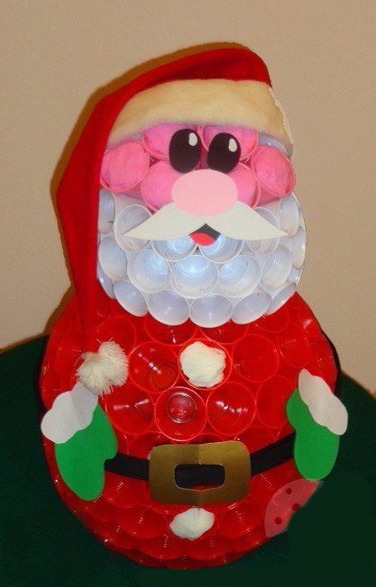 Дед Мороз или Санта из пластиковых стаканчиков