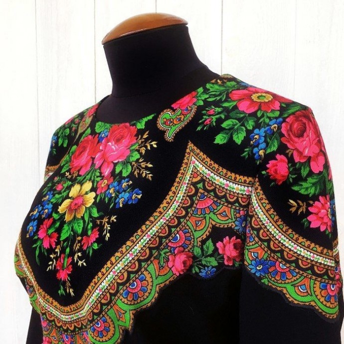 ​Декорирование платья русским платком