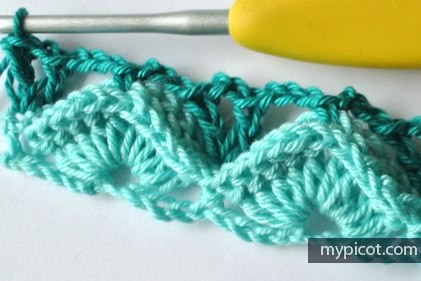 Яркий геометрический узор крючком