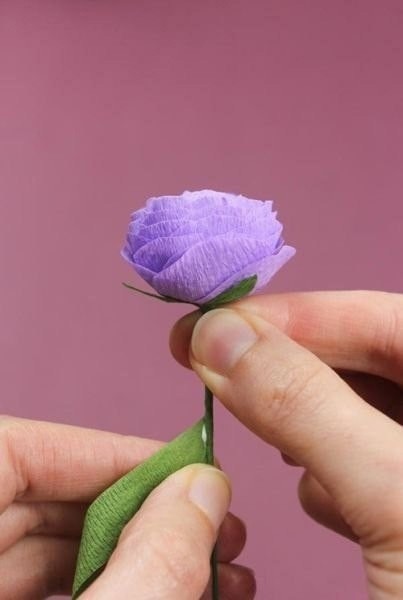 ​Нежные цветы из гофрированной бумаги
