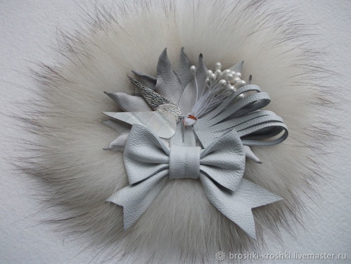 Брошь из кожи и меха