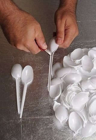 Светильник из пластиковых ложек своими руками