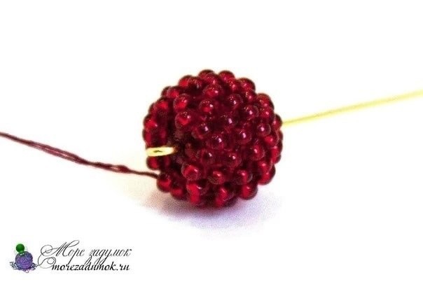 Ягодки из бисера