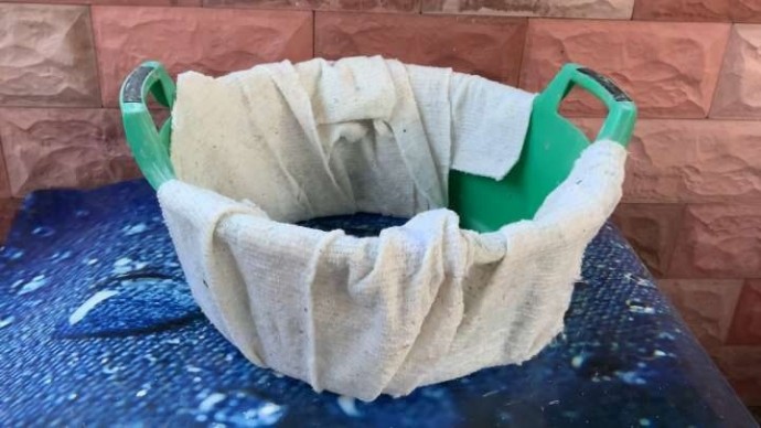 Клумба из прохудившегося тазика