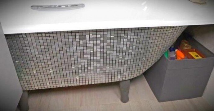 Зеркальная плитка под ванной