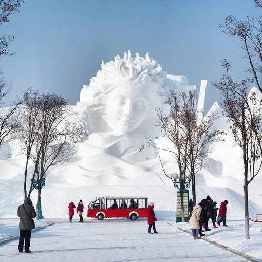 Гигантские скульптуры из снега