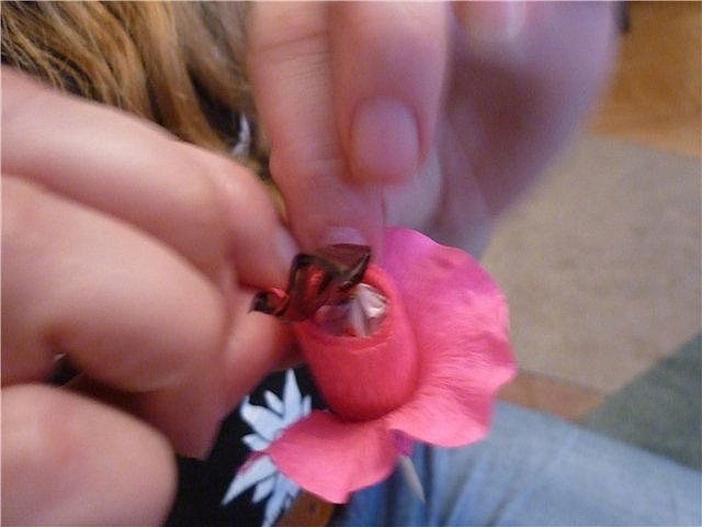 Божья коровка из конфет и гофрированной бумаги