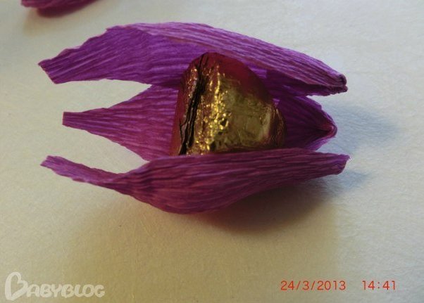 Тюльпан из гофрированной бумаги и конфет