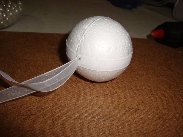 ​Ёлочные шары из жемчужных бусин: мастер-класс